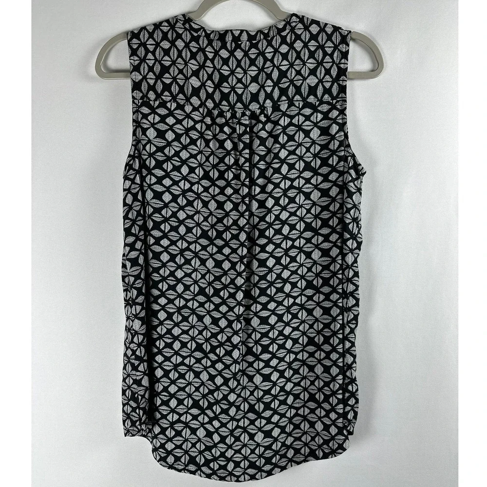 Liz Claiborne Sleeveless Blouse Womens M Black Geometric Business Casual Career‎